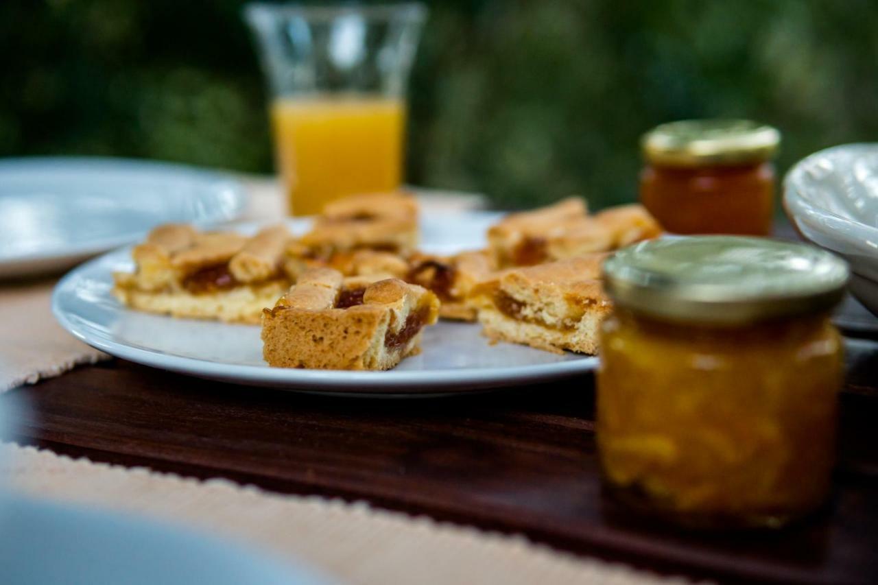 Almond Trees Cottage Divarata Екстериор снимка