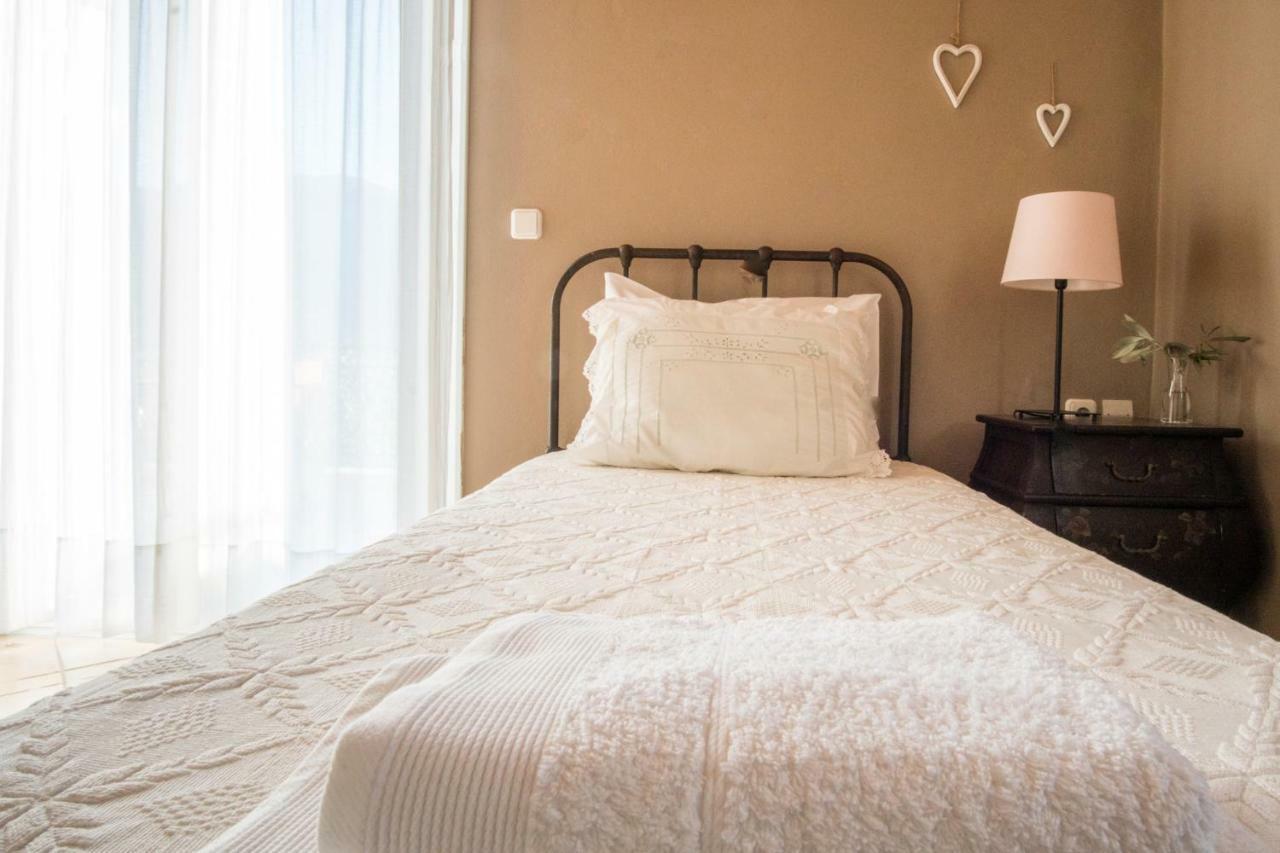 Almond Trees Cottage Divarata Екстериор снимка